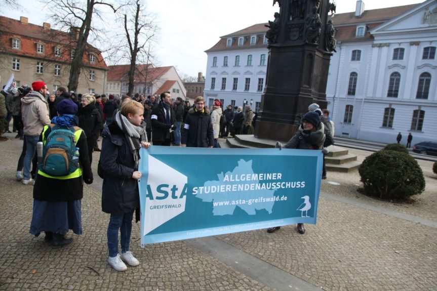Eine Mahnwache des AStA am 12.02.17 setzte gemeinsam mit dem Bündnis „Greifswald für alle“ ein klares Zeichen